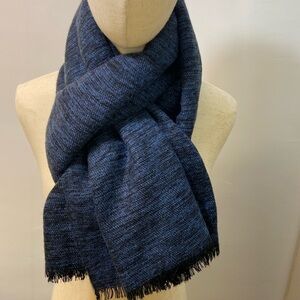 DKNY,WOMEN’S,BLACK AND BLUE LONG SCALF.